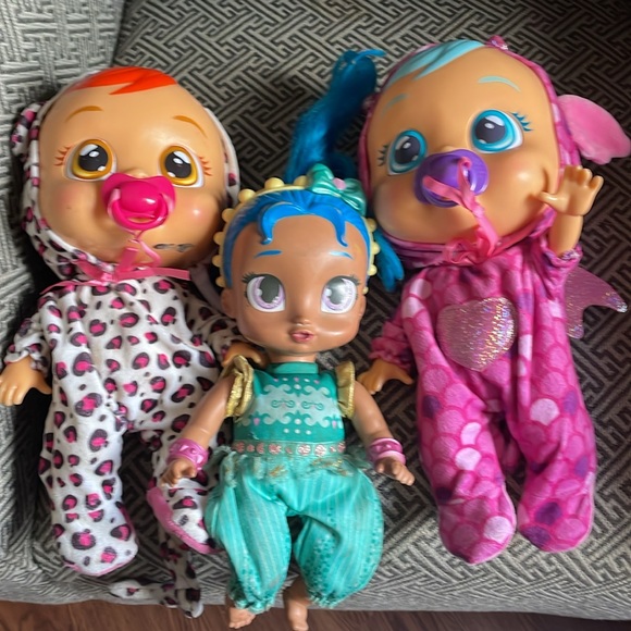 BABY ALIVE- CRIES AND PEES - Picture 2 of 5